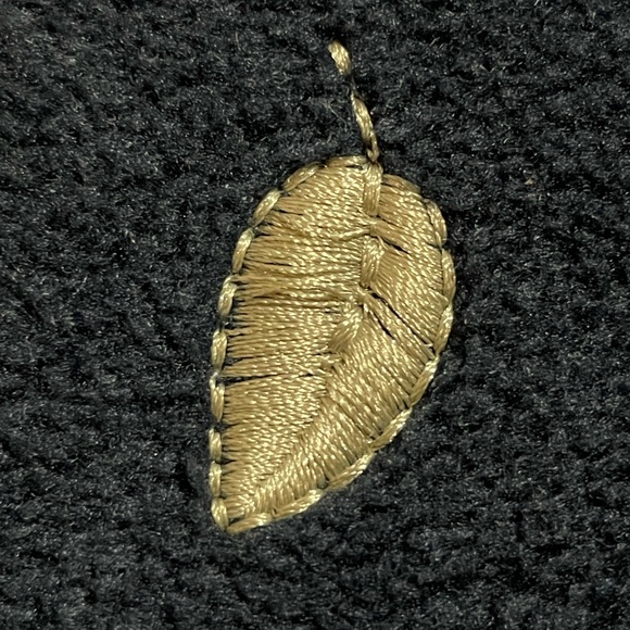 XL navy blue Bobbie Brooks top with leaves and acorns - Picture 9 of 9